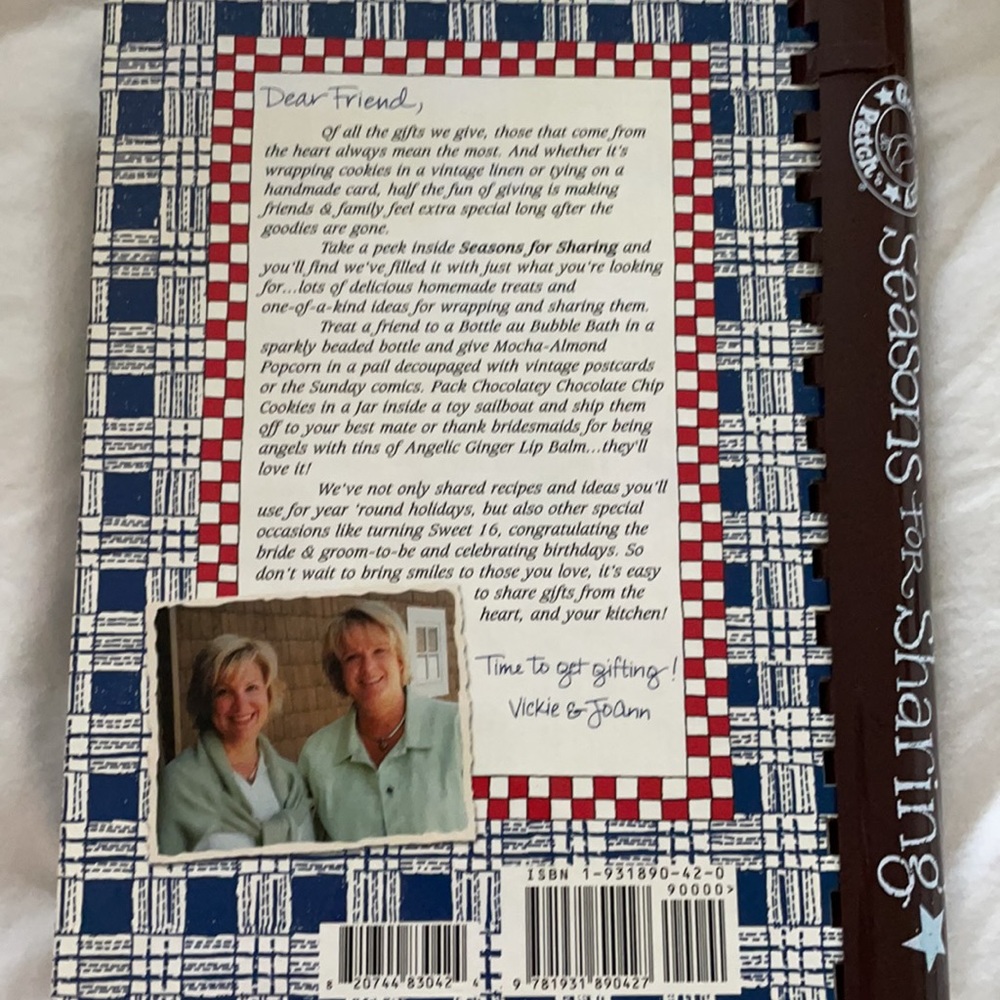 Gooseberry Patch Seasons Sharing Cookbook & Crafts - Picture 3 of 3